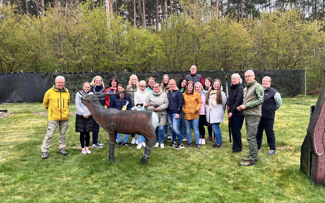 Das Team der Grundschule auf der Insel probiert das Bogenschießen aus